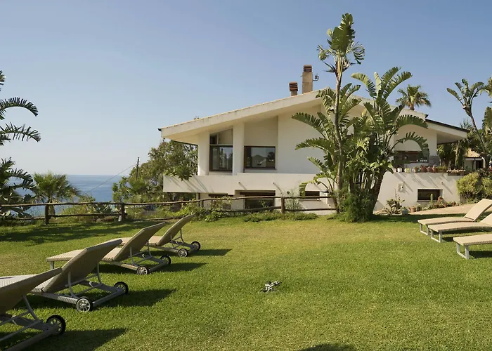 Borgo Donna Canfora Aparthotel 4*